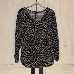 Women's black and‎ gray leopard print v-neck top w/ ruched sides and sleeves